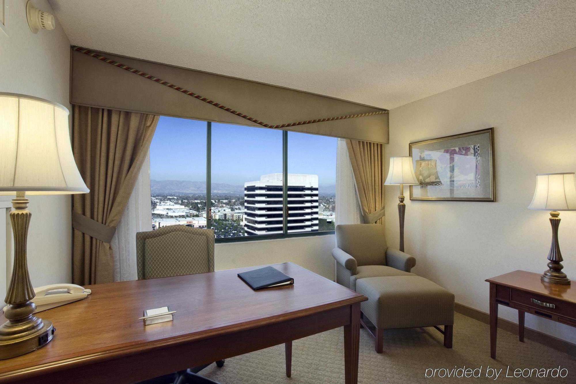 Hilton Woodland Hills/ Лос-Анджелес Номер фото